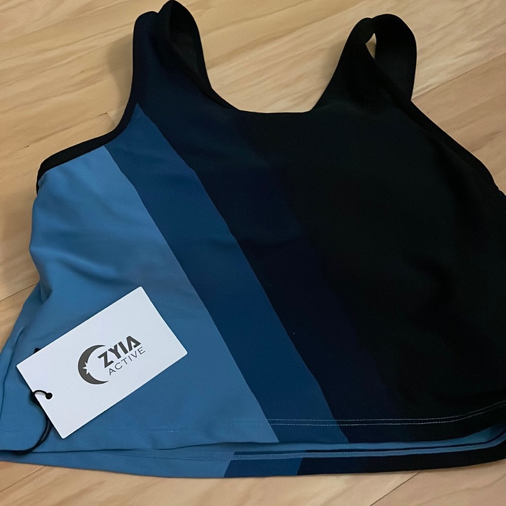 Zyia Active sports tank, size L (70% nylon and 30% spandex) - Picture 1 of 3